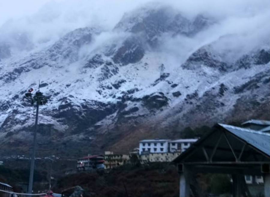 snow fall in badrinath dham oct 2018